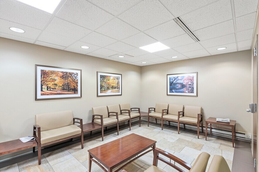 1 Clara Maass Dr, Belleville, NJ à louer - Photo intérieure – Image 2 sur 20