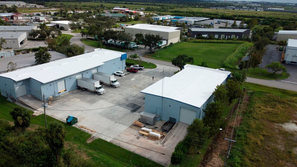 7328 Commercial Cir, Fort Pierce, FL à vendre - Photo de l’immeuble – Image 2 sur 8