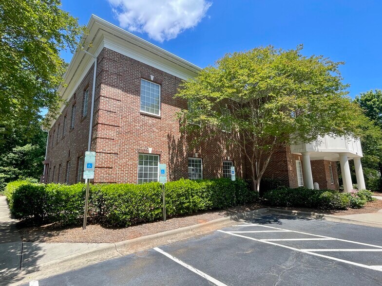 120 Preston Executive Dr, Cary, NC à vendre - Photo de l’immeuble – Image 2 sur 16