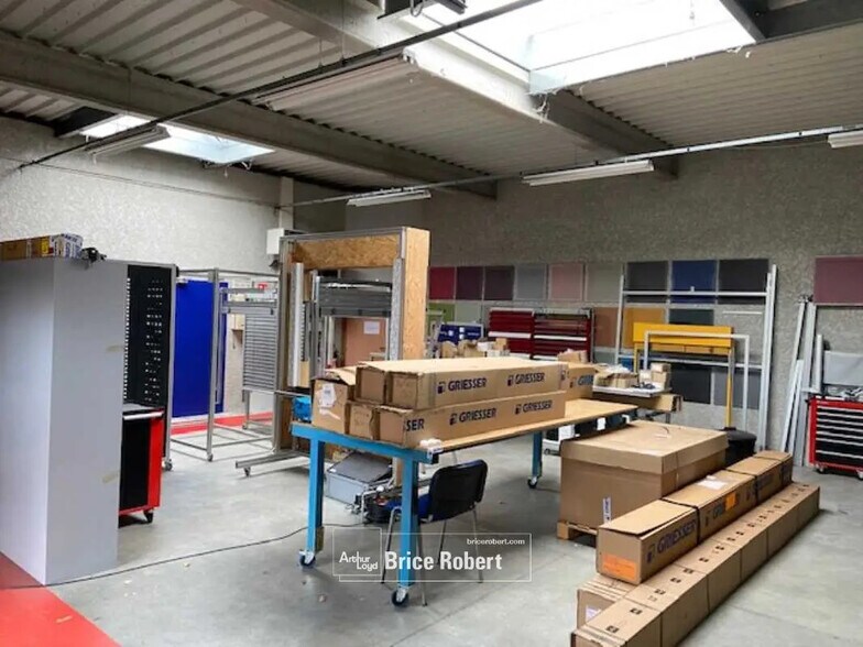 Bureau dans Décines-Charpieu à louer - Photo de l’immeuble – Image 3 sur 12
