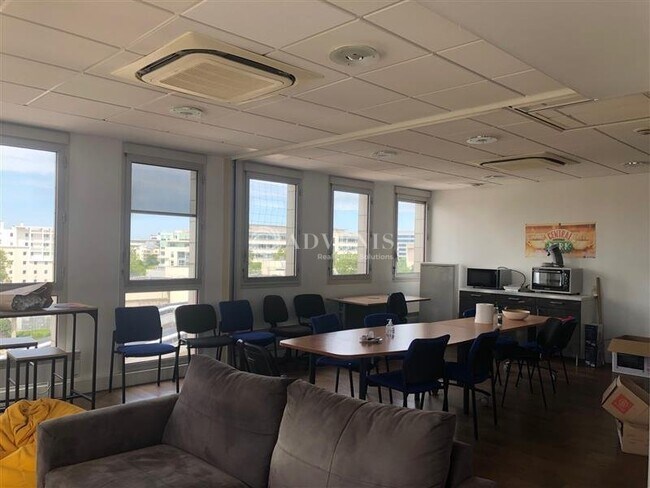 Plus de détails pour 1 Place Charles De Gaulle, Montigny-le-Bretonneux - Bureau à vendre