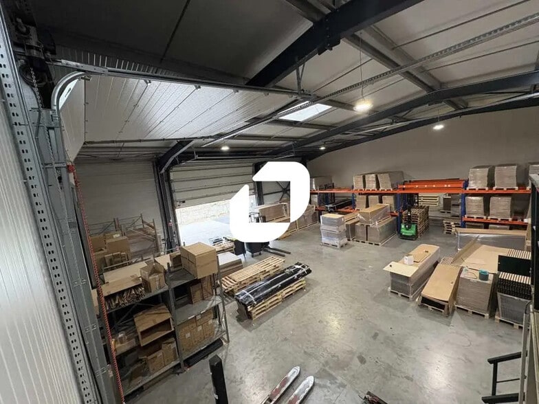 Bureau dans Saint-Loubès à louer - Photo de l’immeuble – Image 2 sur 10