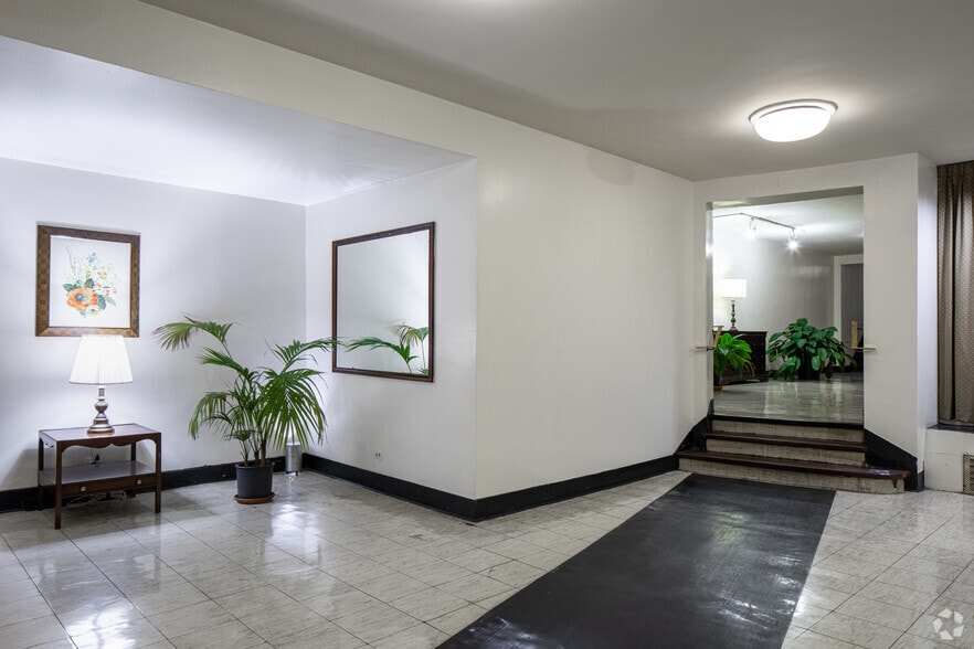 849-851 2nd Ave, New York, NY à louer - Hall d’entrée – Image 3 sur 7