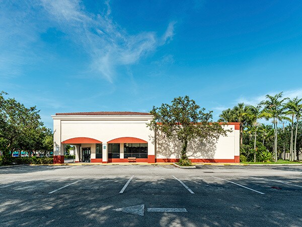 6980 W Commercial Blvd, Lauderhill, FL à louer Photo de l’immeuble– Image 1 sur 3