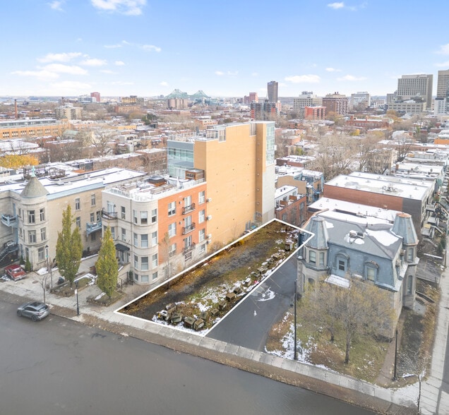 St Sherbrooke E, Montréal, QC à vendre - Photo de l’immeuble – Image 1 sur 3