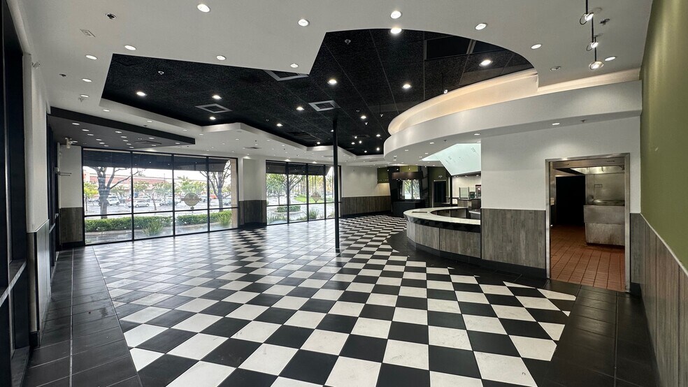 475-745 E Hospitality Ln, San Bernardino, CA à louer - Photo de l’immeuble – Image 3 sur 21