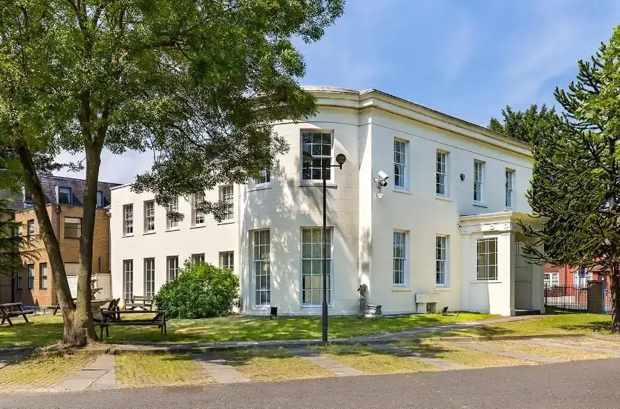 1 Central Rd, Morden à louer - Photo de l’immeuble – Image 2 sur 21