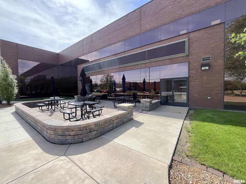 7707 N Knoxville Ave, Peoria, IL à louer - Photo de l’immeuble – Image 3 sur 3