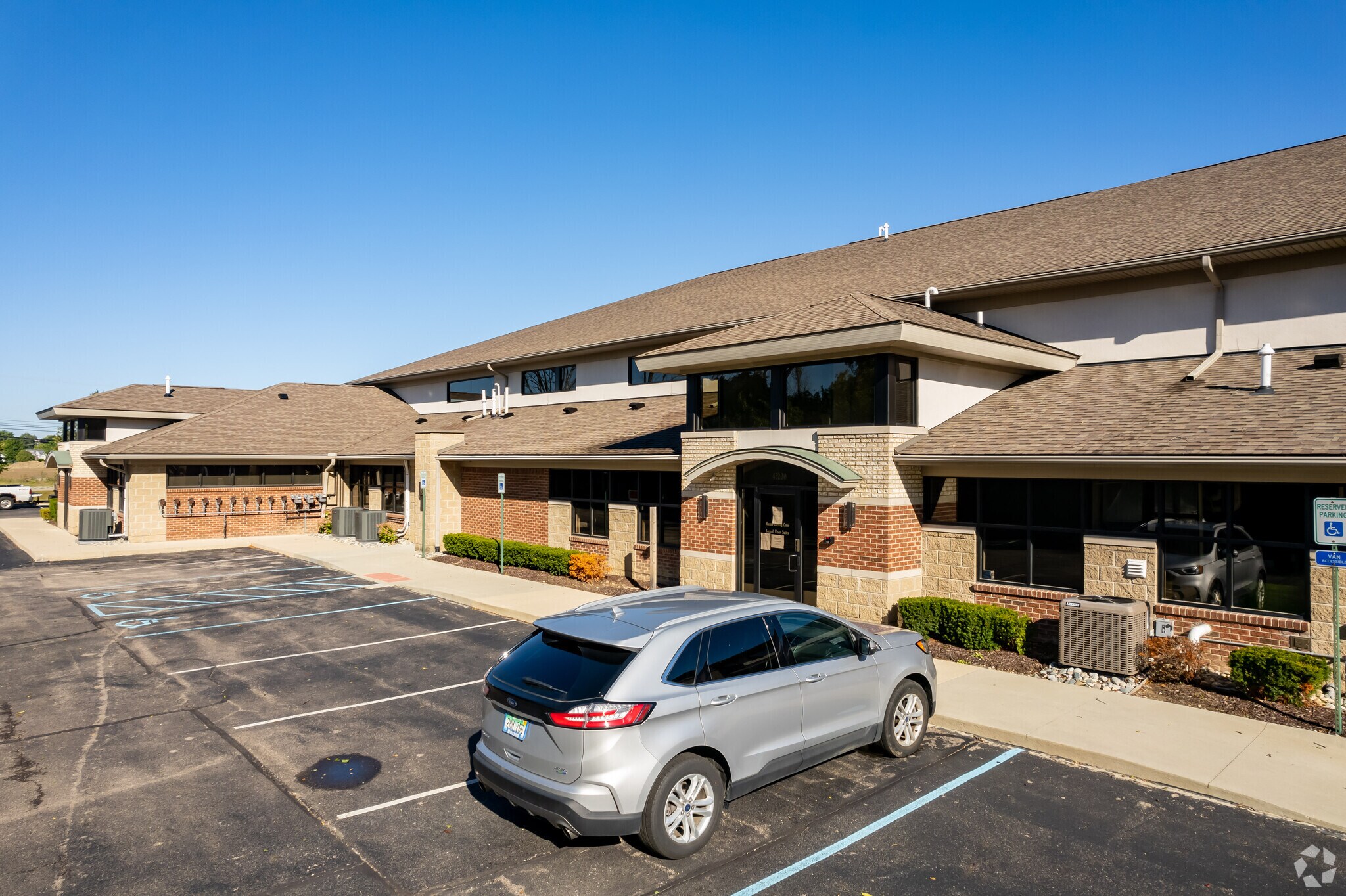 45200 Card Rd, Macomb Township, MI à louer Photo principale– Image 1 sur 13