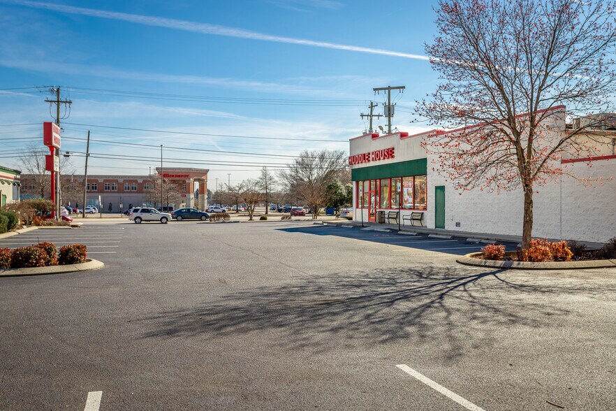 5611 Brainerd Rd, Chattanooga, TN à vendre - Photo de l’immeuble – Image 2 sur 6