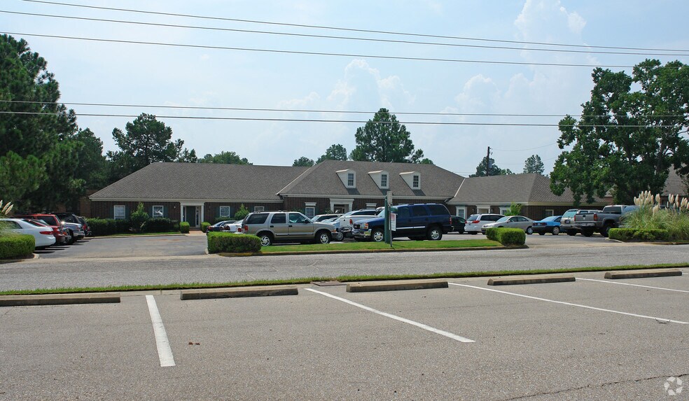 5766 Carmichael Pky, Montgomery, AL à louer - Photo principale – Image 1 sur 6