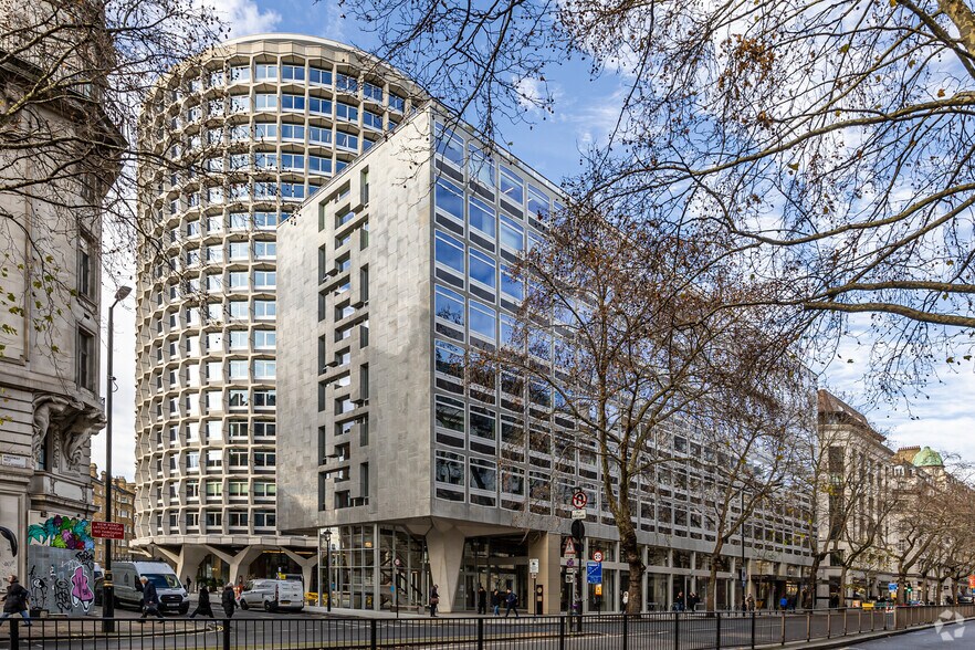 1 Kemble St, Londres à louer - Photo de l’immeuble – Image 3 sur 31