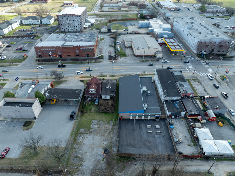 2523 W Broadway, Louisville, KY à louer - Photo de l’immeuble – Image 2 sur 18