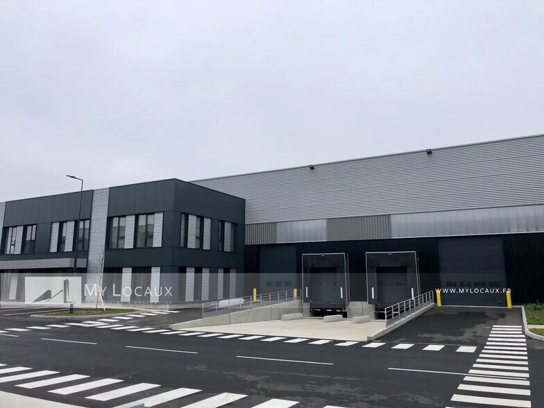 51 Rue Du Commandant Rolland, Le Bourget à louer - Photo de l’immeuble – Image 2 sur 9