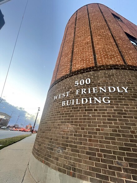 500 W Friendly Ave, Greensboro, NC à louer - Photo de l’immeuble – Image 3 sur 13