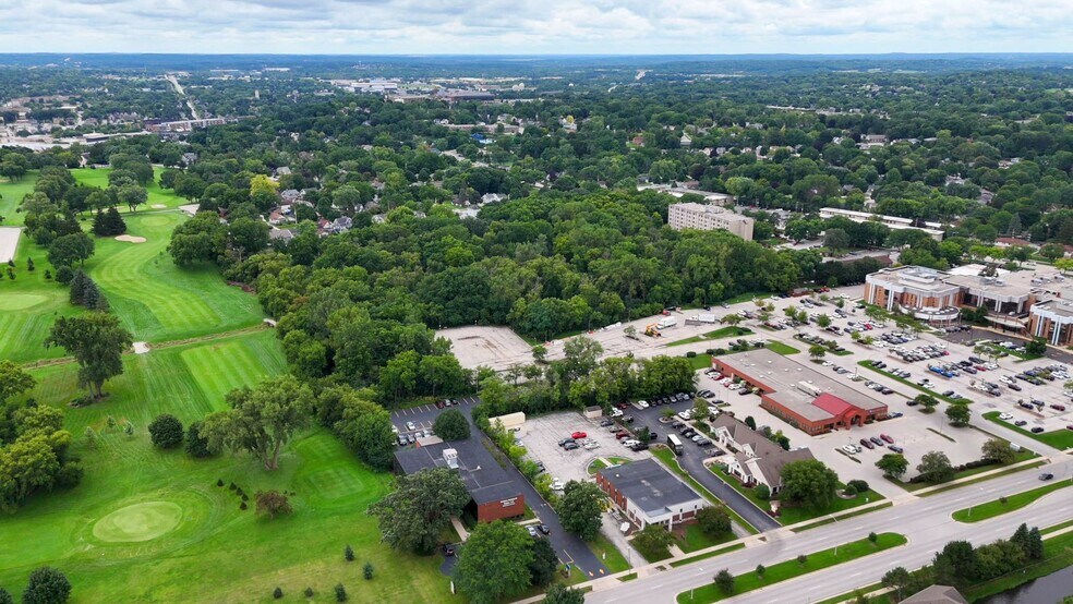 707 W Moreland Blvd, Waukesha, WI à vendre - Vidéo sur l’annonce professionnelle – Image 2 sur 10