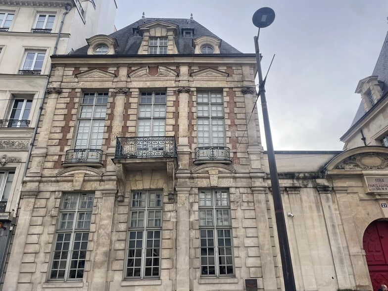 24 Rue Saint-Antoine, Paris à louer - Photo de l’immeuble – Image 2 sur 9