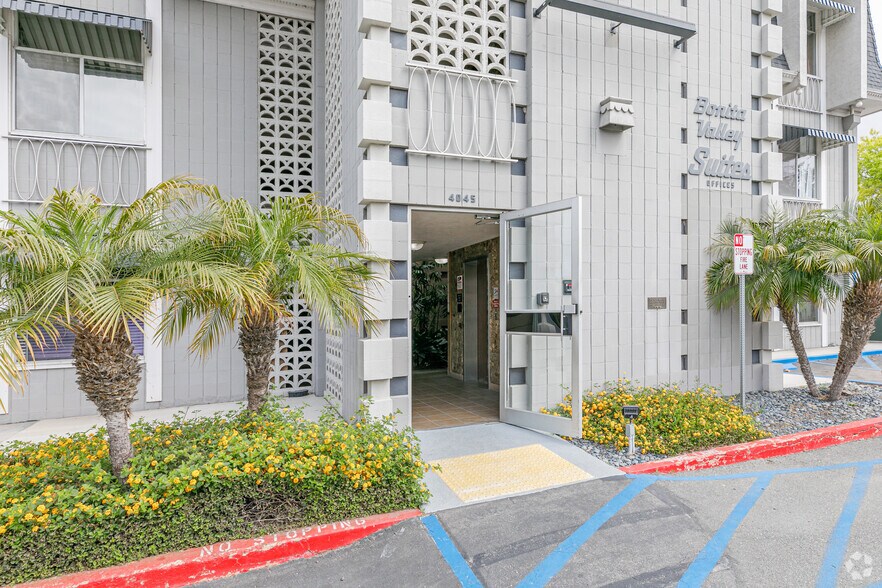 4045 Bonita Rd, Bonita, CA à louer - Photo de l’immeuble – Image 3 sur 20