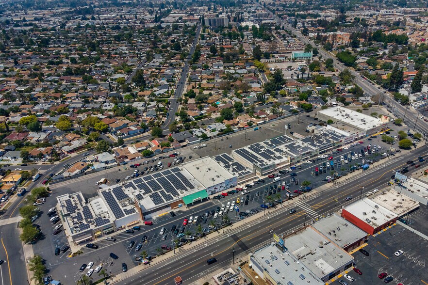 9081 Woodman Ave, Arleta, CA à louer - Photo de l’immeuble – Image 1 sur 6