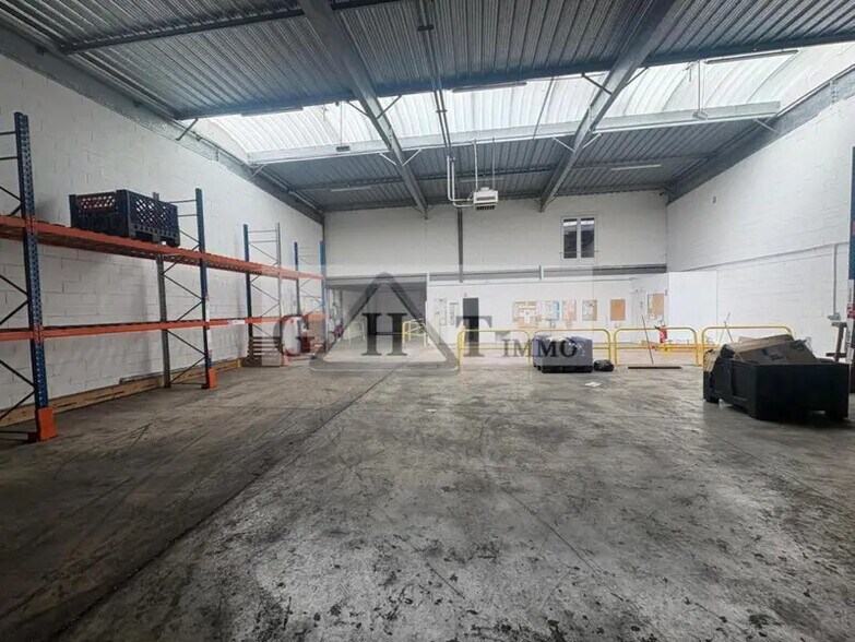 Industriel/Logistique dans Vaux-le-Pénil à vendre - Photo intérieure – Image 1 sur 7