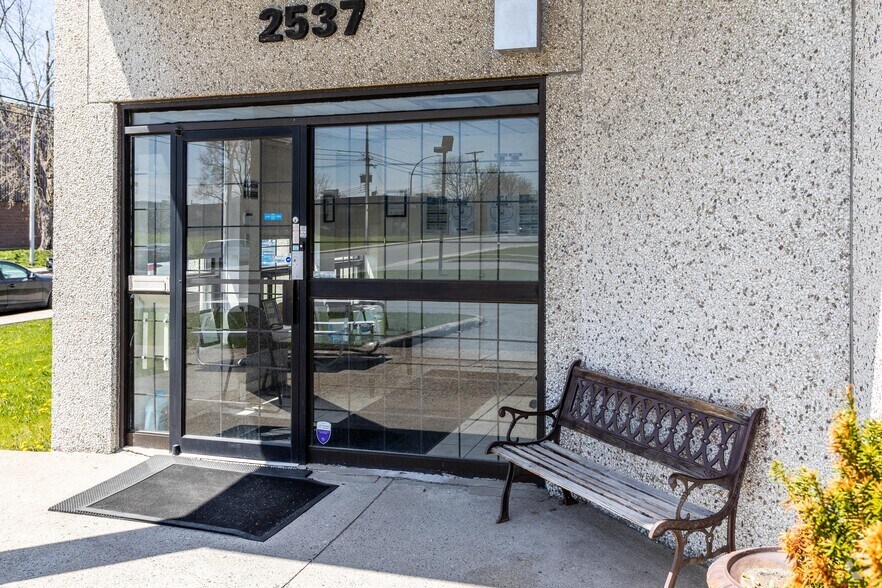 2505-2537 Rue Guénette, Montréal, QC à louer - Photo de l’immeuble – Image 3 sur 6