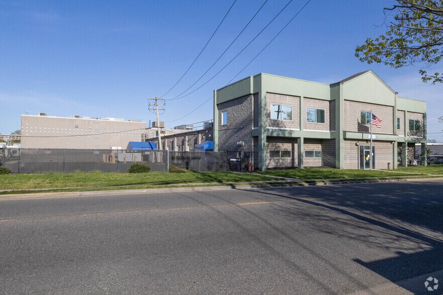 369 Bayview Ave, Amityville, NY à vendre - Photo de l’immeuble – Image 3 sur 8