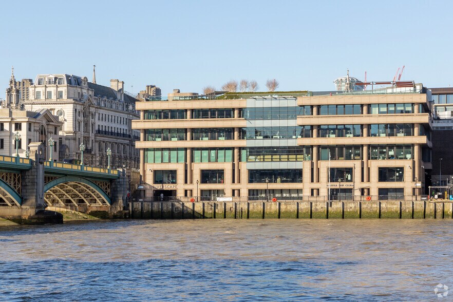 10 Queen Street Pl, Londres à louer - Photo de l’immeuble – Image 3 sur 16