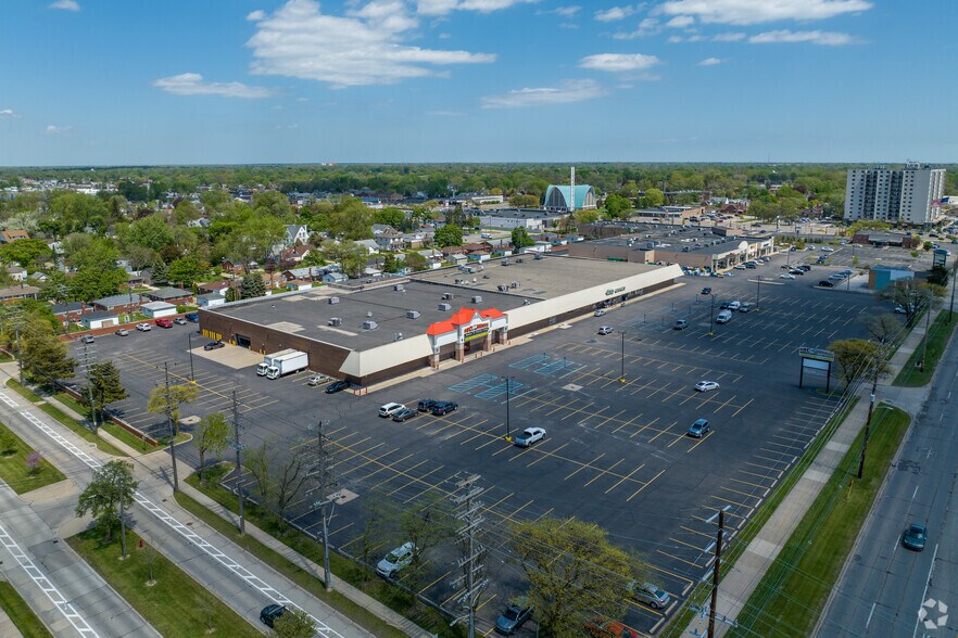 7215-7423 E 10 Mile Rd, Center Line, MI à louer - Aérien – Image 3 sur 8