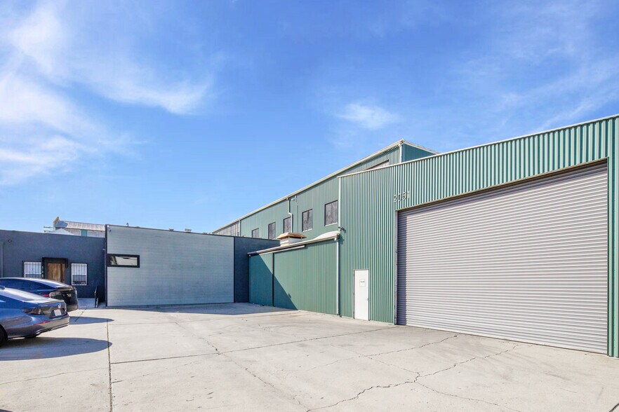 2053 E 38th St, Vernon, CA à vendre - Photo de l’immeuble – Image 2 sur 15