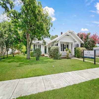 711 W Main St, Fredericksburg, TX à louer - Photo de l’immeuble – Image 1 sur 17