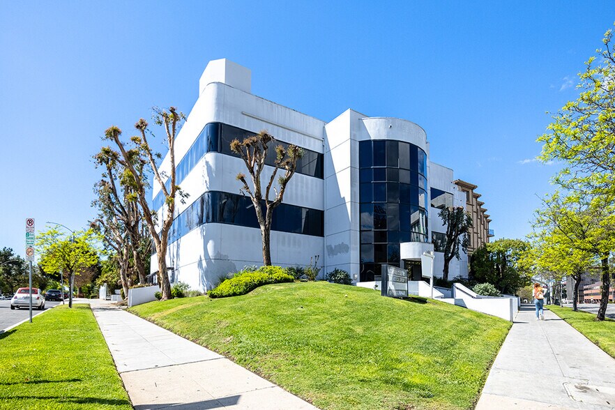 4160 Wilshire Blvd, Los Angeles, CA à louer - Photo de l’immeuble – Image 2 sur 11
