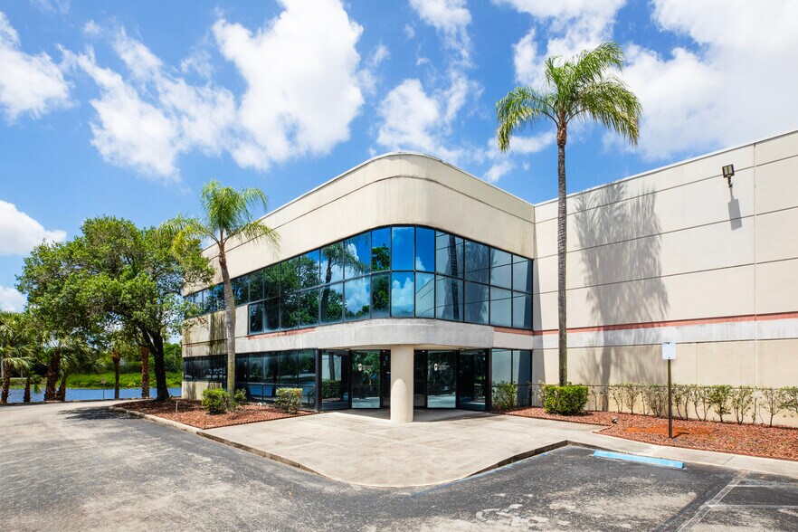 13800 Logistics Center, Sunrise, FL à louer - Photo de l’immeuble – Image 1 sur 3