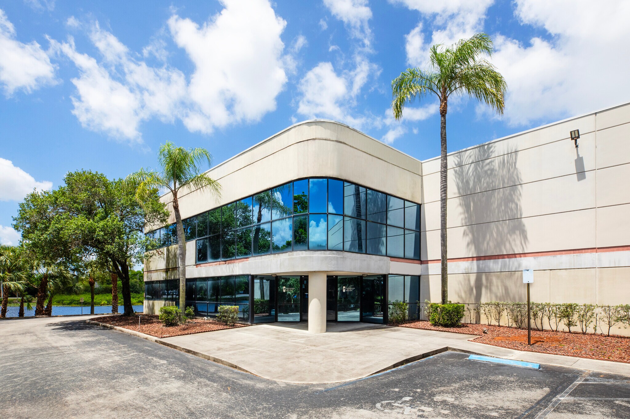 13800 Logistics Center, Sunrise, FL à louer Photo de l’immeuble– Image 1 sur 4
