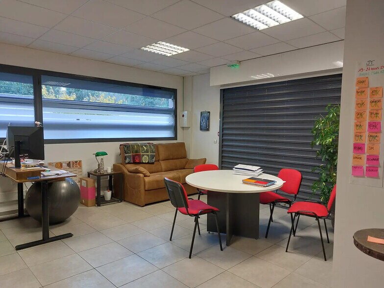 Bureau dans La Seyne-sur-Mer à louer - Photo de l’immeuble – Image 3 sur 6
