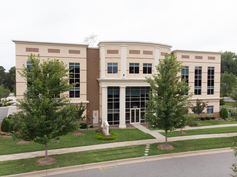 9713 Northcross Center Ct, Huntersville, NC à louer - Photo de l’immeuble – Image 3 sur 8