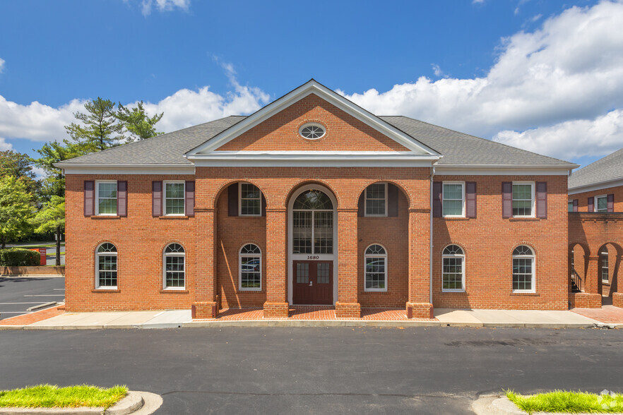 1680 E Gude Dr, Rockville, MD à louer - Photo de l’immeuble – Image 1 sur 34