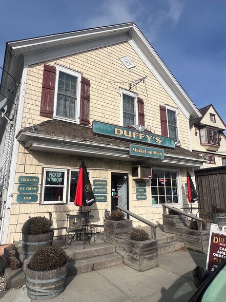 1566 Main Rd, Riverhead, NY à vendre - Photo de l’immeuble – Image 3 sur 5