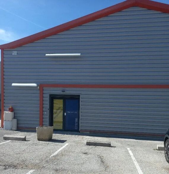Local d’activités dans Pontarlier à louer - Photo de l’immeuble – Image 3 sur 4