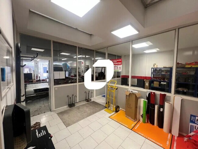 Plus de détails pour Local d'activités à louer