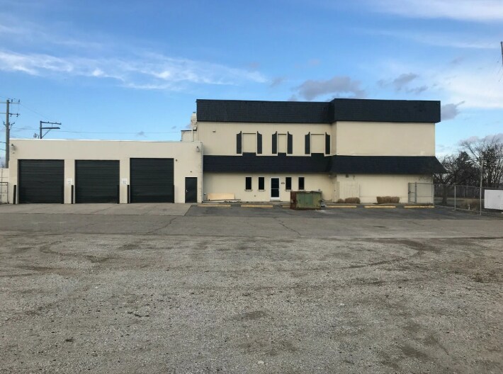 410 W Jefferson Ave, Trenton, MI à vendre - Photo de l’immeuble – Image 2 sur 4