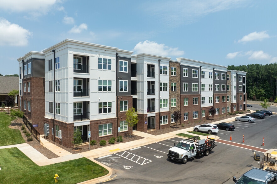 200 McChesney Hill Loop, Apex, NC à louer - Photo principale – Image 1 sur 5