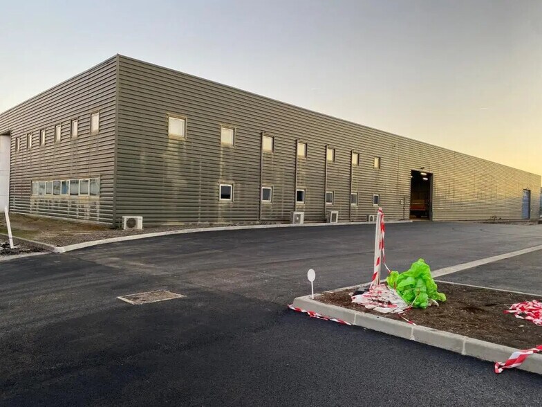 Industriel/Logistique dans Blanquefort à vendre - Photo de l’immeuble – Image 3 sur 11