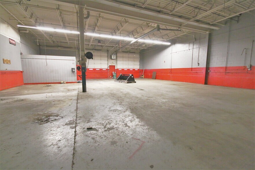 840 Cumberland Hill Rd, Woonsocket, RI à louer - Photo de l’immeuble – Image 2 sur 11