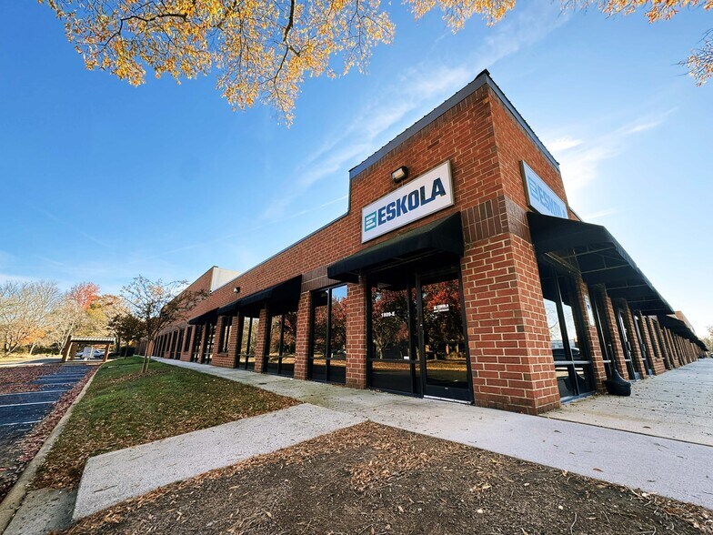 1809 Associates Ln, Charlotte, NC à louer - Photo de l’immeuble – Image 1 sur 16