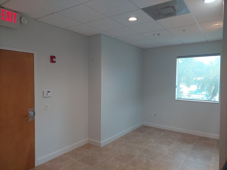 240 NW Peacock Blvd, Port Saint Lucie, FL à louer - Photo de l’immeuble – Image 2 sur 12