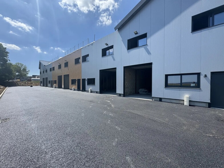 Local d'activités dans Hérouville-en-Vexin à vendre - Photo de l’immeuble – Image 1 sur 7
