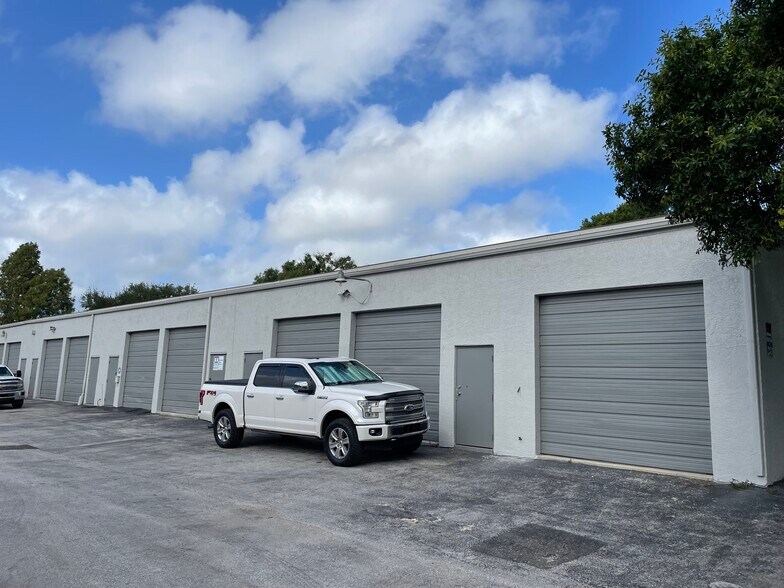 4317 62nd Ave N, Pinellas Park, FL à louer - Photo de l’immeuble – Image 3 sur 12
