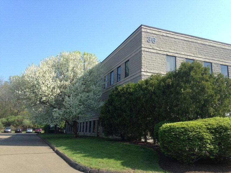 36 E Industrial Rd, Branford, CT à louer - Photo de l’immeuble – Image 1 sur 25