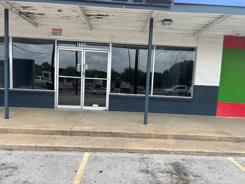 1717-1721 E Abram St, Arlington, TX à louer - Photo de l’immeuble – Image 2 sur 6