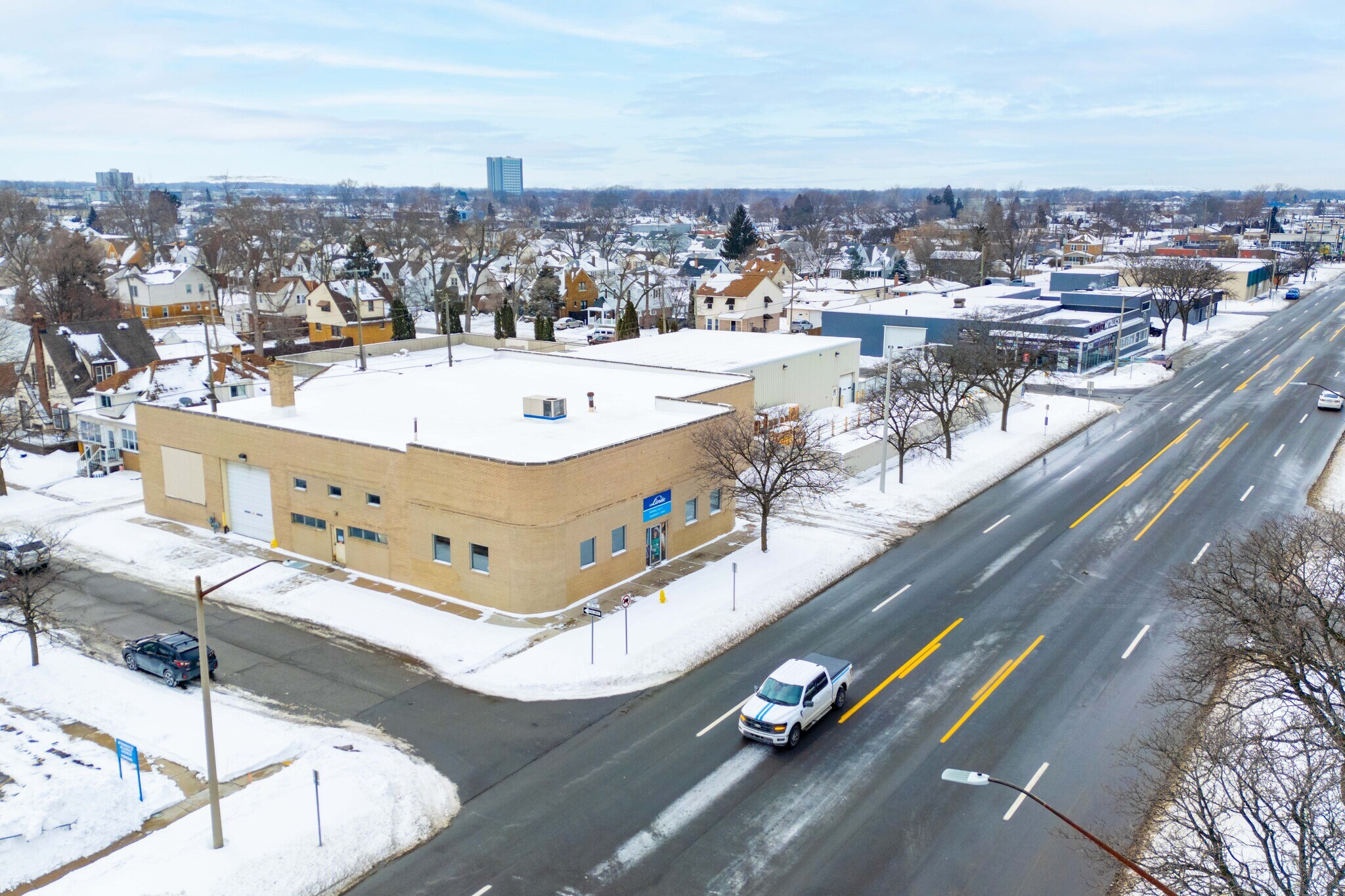 2025 Eureka Rd, Wyandotte, MI à vendre Photo principale– Image 1 sur 17